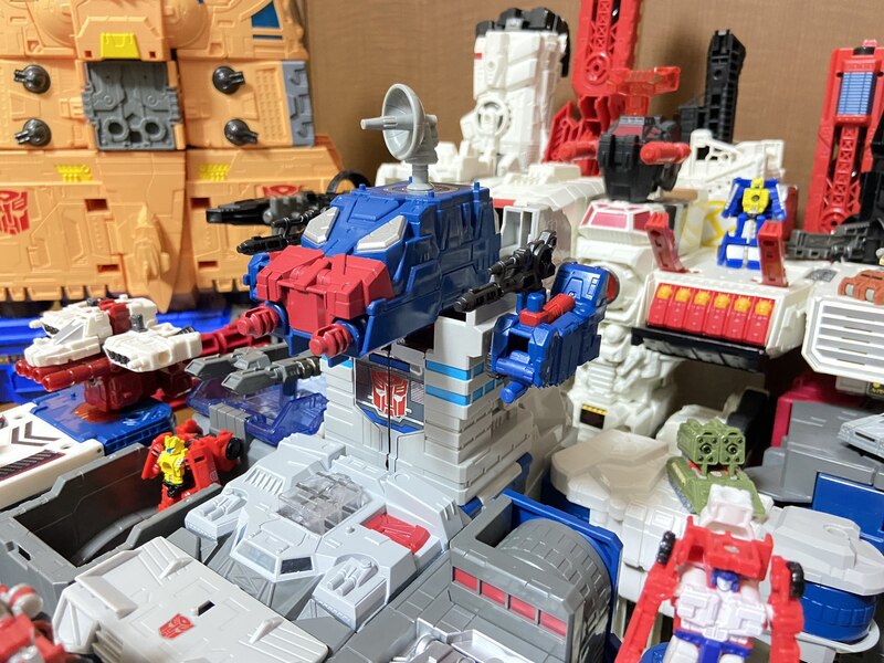 Transformers Kingdom ARK Ready To Launch From Autobot City  (8 of 8)